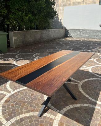 Tavolo da pranzo in legno e resina