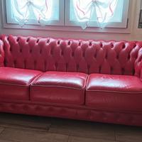 Divano in pelle stile Chesterfield