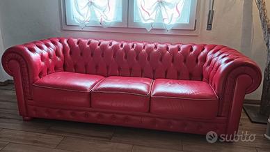 Divano in pelle stile Chesterfield