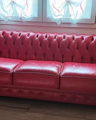 Divano in pelle stile Chesterfield