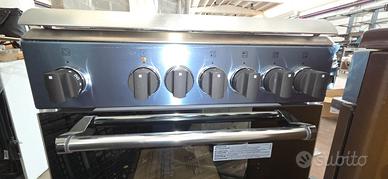 Cucina a gas con il forno elettrico