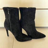 Tacchi a spilli neri in velluto