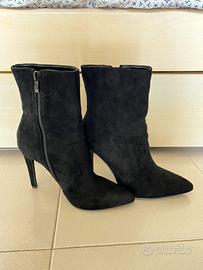 Tacchi a spilli neri in velluto