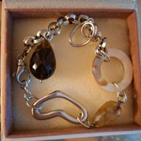 bracciale argento con pendenti d'argento e pietre.