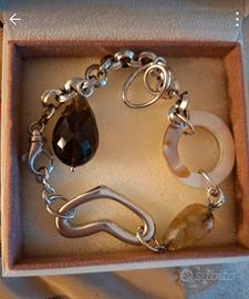 bracciale argento con pendenti d'argento e pietre.