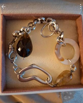 bracciale argento con pendenti d'argento e pietre.
