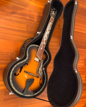 Chitarra Archtop con custodia rigida.