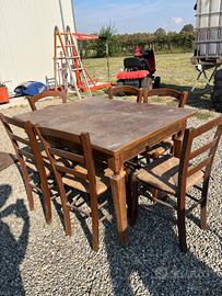 Tavolo in legno completo di 6 sedie