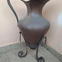 Anfora in rame con portavaso in ferro vintage.