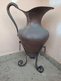 Anfora in rame con portavaso in ferro vintage.