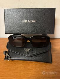 Occhiali da sole Prada neri con custodia e scatola