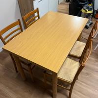 tavolo allungabile con quattro sedie