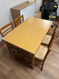 tavolo allungabile con quattro sedie