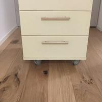 Cassettiera color giallo chiaro