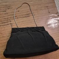 Pochette nera con catena e perline