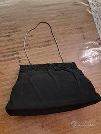 Pochette nera con catena e perline