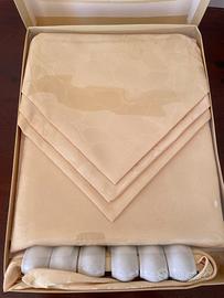 Tovaglia con tovaglioli e portatovaglioli