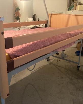 Letto per anziani a quattro motori