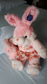 Coniglietta di peluche con coniglietto
