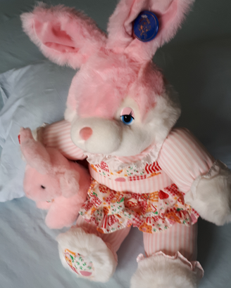 Coniglietta di peluche con coniglietto