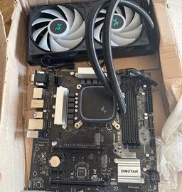scheda madre con cpu e dissipatore a liquido