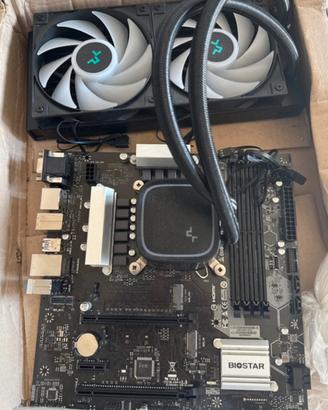 scheda madre con cpu e dissipatore a liquido