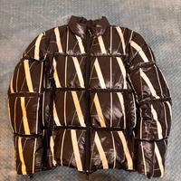 Piumino Armani bianco e nero con scritte