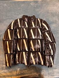 Piumino Armani bianco e nero con scritte