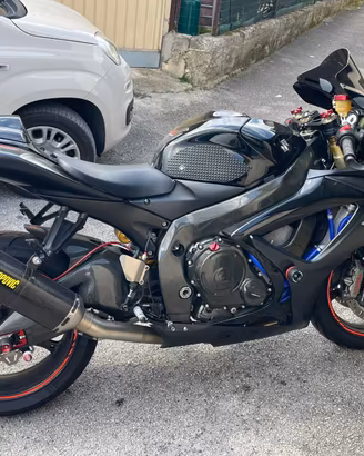 MOTO GSX R600