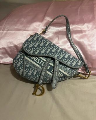 Borsa grigia e bianca
