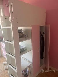 Letto a soppalco bianco e rosa con armadio