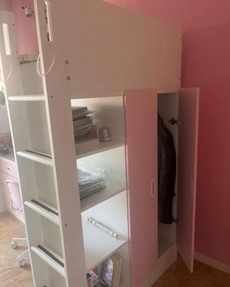 Letto a soppalco bianco e rosa con armadio