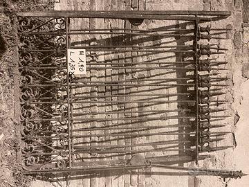 Cancello in ferro vecchio .