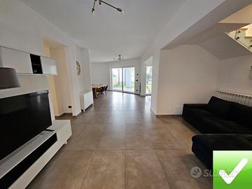 Splendida Villa Arredata Con Giardino Condera