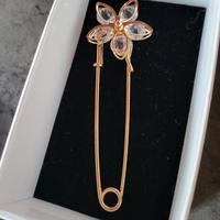 Spilla a forma di fiore con strass