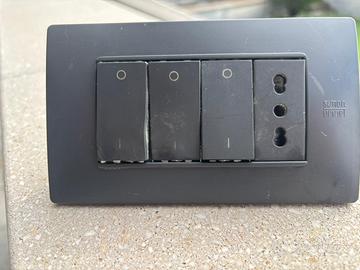 Prese, interruttori, placche e accessori vari