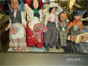 Bambole depoca e giocattoli non trattabili