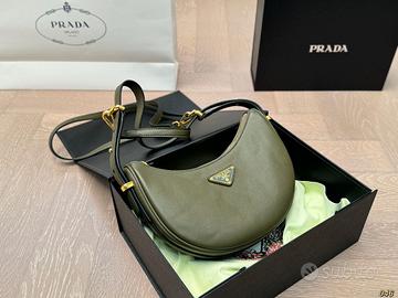 borsa ascellare Prada con doppia tracolla