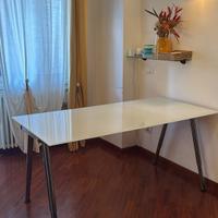 Tavolo in vetro e acciaio