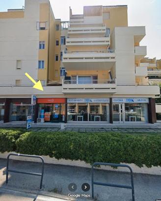 Negozio con ampio parcheggio e vetrina su ss.16
