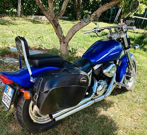 Suzuki VZ Marauder con casco, schienale e valigie