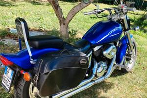 Suzuki VZ Marauder con casco, schienale e valigie