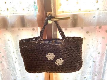 Ampia borsa in rafia fatta a mano