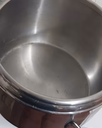 pentola a pressione 5 lt mai usata  € 20