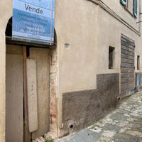 2 fondi circa 80 mq ristrutturabili a abitazione