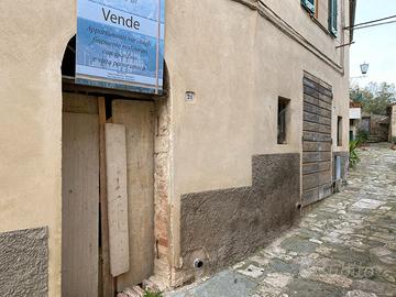 2 fondi circa 80 mq ristrutturabili a abitazione