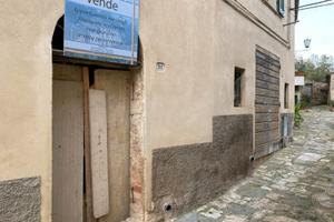 2 fondi circa 80 mq ristrutturabili a abitazione