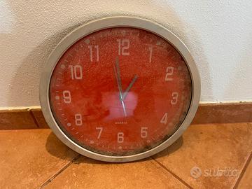 Orologio rosso vintage