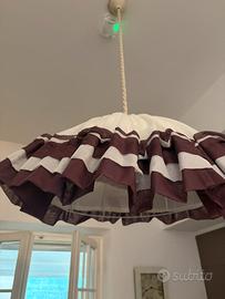 Lampadario decorato, più tende abbinate