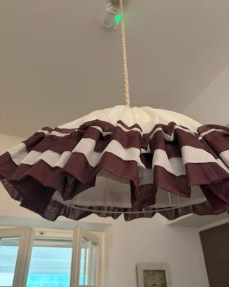 Lampadario decorato, più tende abbinate